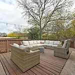 Stylish Downtown Gem - Sleeps 8 - Fire Pit - Ensuite Baths
