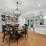 Stylish Downtown Gem - Sleeps 8 - Fire Pit - Ensuite Baths