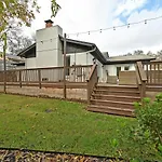 Stylish Downtown Gem - Sleeps 8 - Fire Pit - Ensuite Baths