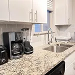 Stylish 1 Bedroom Apartment At Sola, 5 Minutes To Downtown