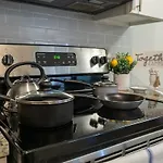 Stylish 1 Bedroom Apartment At Sola, 5 Minutes To Downtown