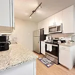 Stylish 1 Bedroom Apartment At Sola, 5 Minutes To Downtown