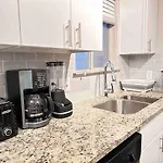 Modern And Comfortable 1Br Apartment With Gym And Pool