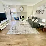 Modern And Comfortable 1Br Apartment With Gym And Pool