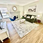 Modern And Comfortable 1Br Apartment With Gym And Pool