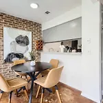 Your Cozy King Suite Getaway - Sleeps 4 - Pool, Prkg