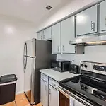 Your Cozy King Suite Getaway - Sleeps 4 - Pool, Prkg