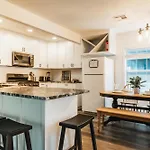 Modern Atx Escape - Walks To Lake, Spacious, King Bed
