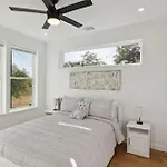 Bright & Airy 3Br - Perfect Location And Balcony