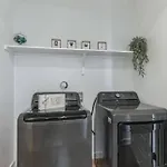 Bright & Airy 3Br - Perfect Location And Balcony