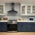 Spacious House With Backyard - Close To Everything