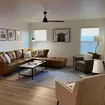 Spacious House With Backyard - Close To Everything