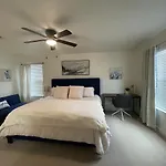 Spacious House With Backyard - Close To Everything