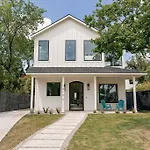 Clarksville Mansion With Breathtaking Skyline View