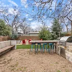 Stylish Retreat W Outdoor Oasis In Heart Of Austin