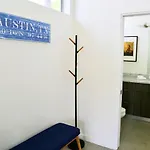 Stunning Modern Home W Pool & Hot Tub In Dt Austin