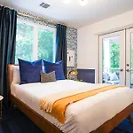 4Br/2.5Ba Holly Heaven Home