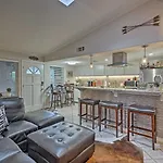 Modern Austin Condo With Pool Less Than 5 Mi To Downtown!