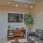 Modern Austin Condo With Pool Less Than 5 Mi To Downtown!