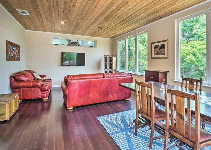 Pet-Friendly Austin Home With Deck, Yard, And Views!