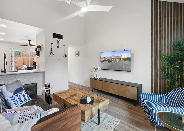 Contemporary Couples Getaway Near Austin Favorites - Loft 21