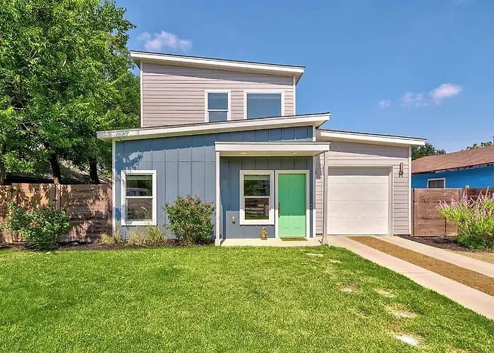 East Austin 3 Bedroom Home W/ Pet Friendly Yard