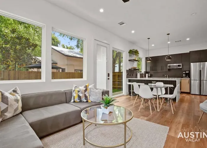 Super Stunning Back House W Terrace In East Chavez