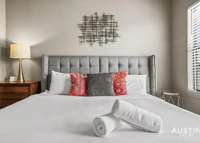 King Beds And Patio Dining In Atx West Campus Gem