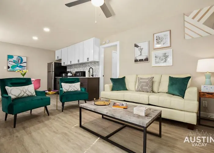 7-Minute Walk To Deep Eddy Pool, Parking, And Grill