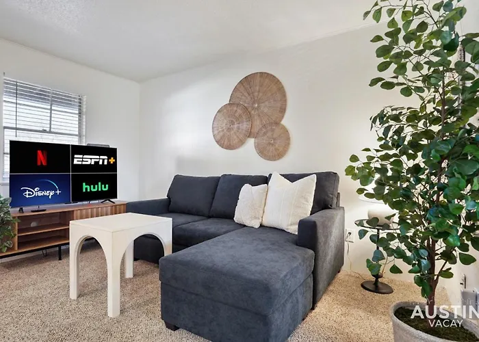 Airy King Bedroom And Comfortable Living Space By Ut