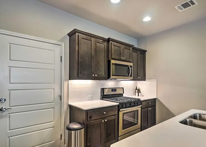 Upscale And Modern Austin Townhome With Pool Access!