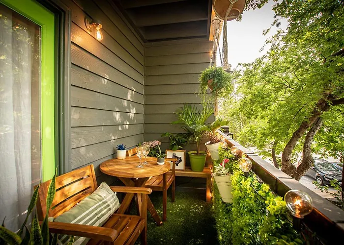 Lush, Enchanting Austin Oasis!