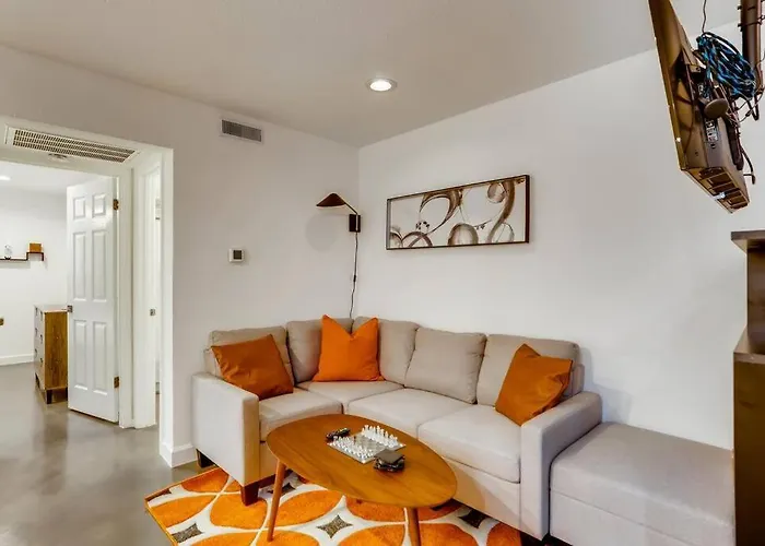 Modern Designer Condo Close To Downtown Austin!