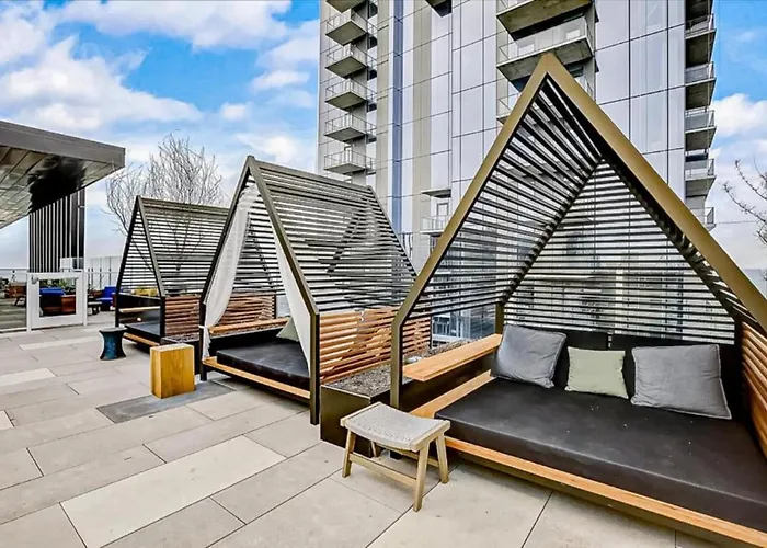 Modern Downtown Condo - Rooftop Pool - Top Amenities