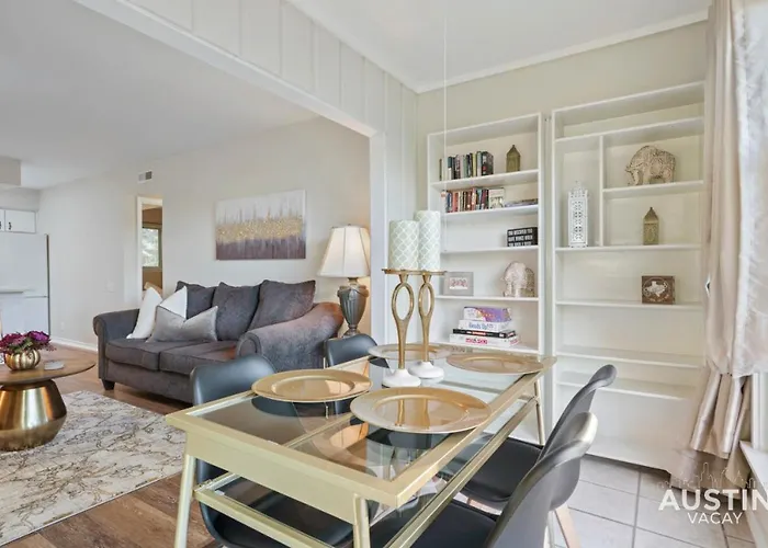 Free Parking And Pool At Chic Central Austin Oasis