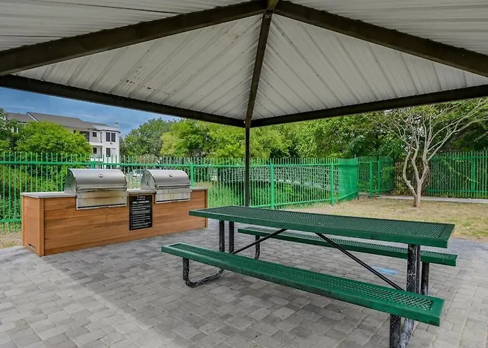 Spacious 3B/3Bath W/ Gym, Free Parking, 1G Wi-Fi