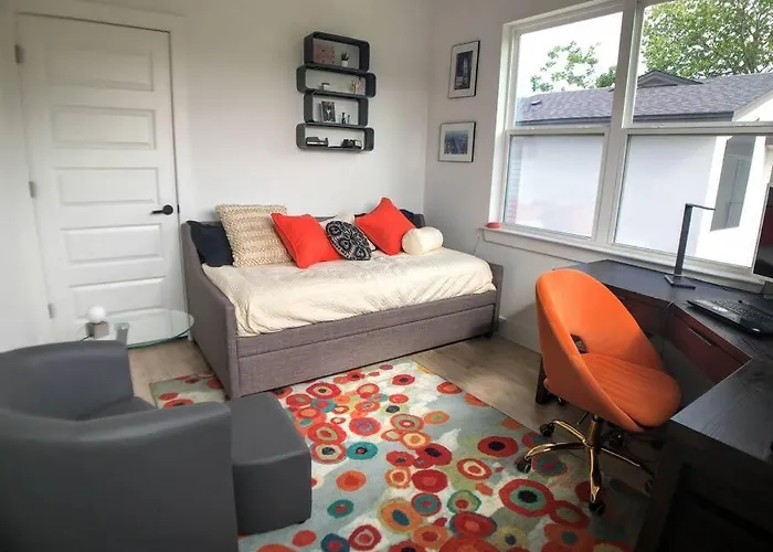 East Austintacious - Artsy, Walkable 4Br 4Ba