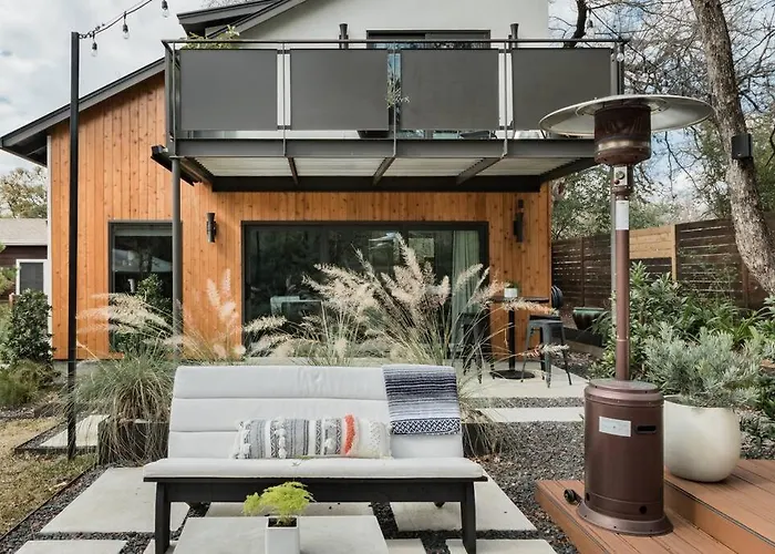 Cozy Bungalow Retreat Walking Distance To Downtown