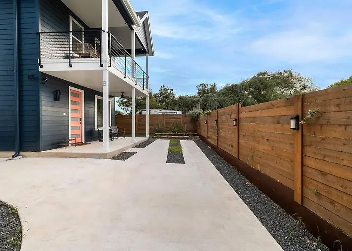 Downtown Gateway: Stylish Nest Near Austin Airport