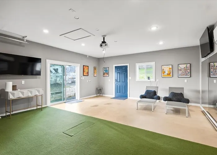 Spacious Retreat W Private Pool & Plenty Of Space