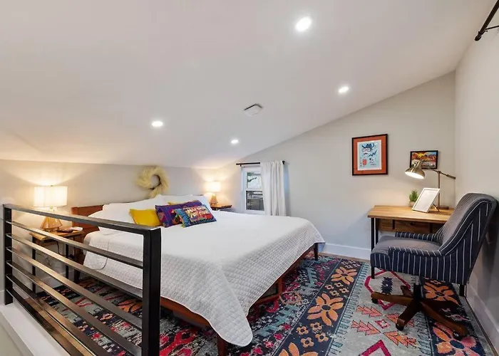 Tiny House-Sleeps 4-Kitchen-Washer/Dryer-Patio