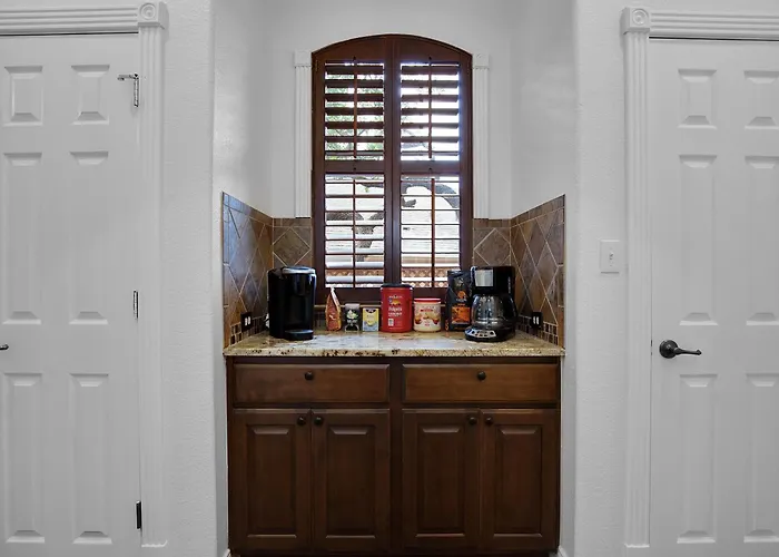 Luxury 5-Bedroom House, Green Belt, Majestic Oak Trees, Hot Outdoor 8 Person Spa.