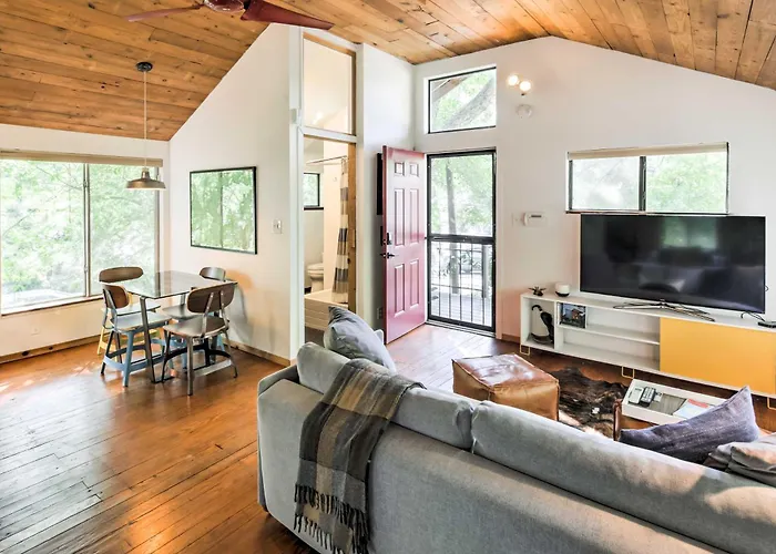 Chic East Austin Studio Bungalow With Spacious Yard!