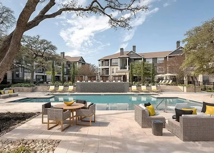 Luxurious 2Br+Resort Style Pool_5 Min To Domain