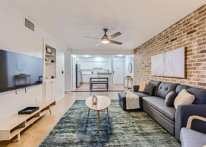 Your 2B Getaway - Sleeps 6 - Pool, Pkg - Walk Dtwn