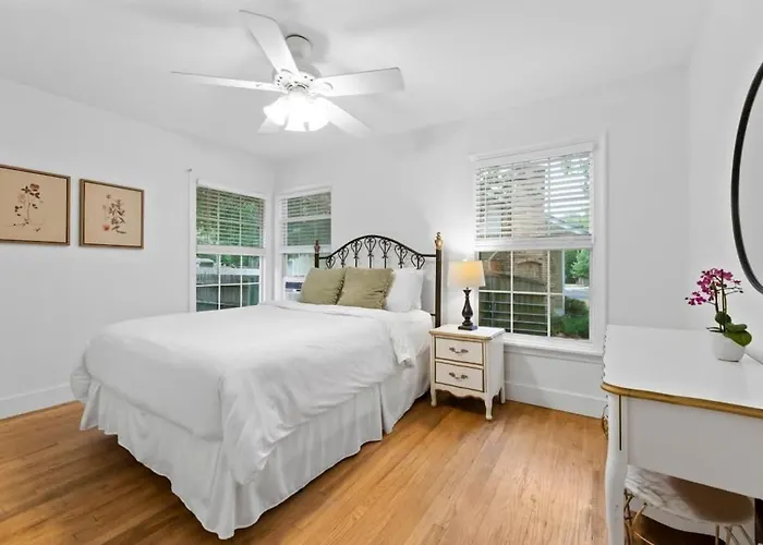 Quaint 3 Bedroom House With Huge Yard