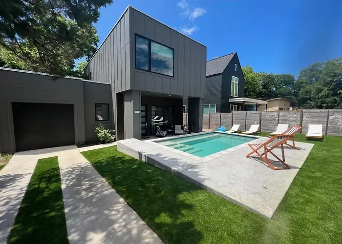 New Modern 3 Bedroom House In Hip East Austin