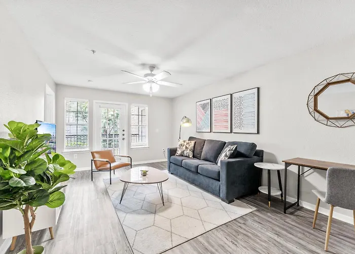 Spacious 2Br King Suites W Pool, Gym, Laundry - Close To Downtown