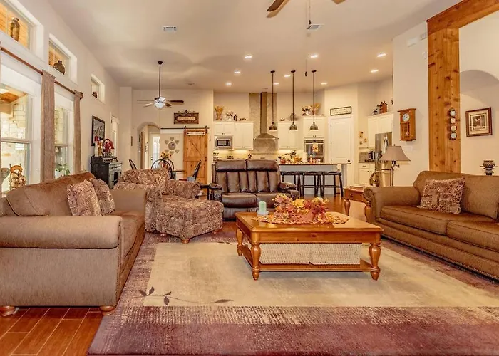 Hill Country 5 Acre Ranch Home With Pool And Hill Country Views!