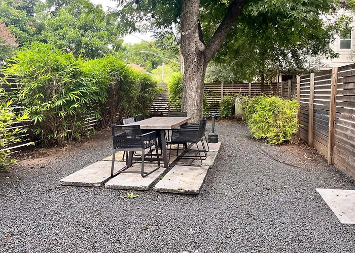 Massive Compound 20 Beds - Rainey St - 6 Min Walk